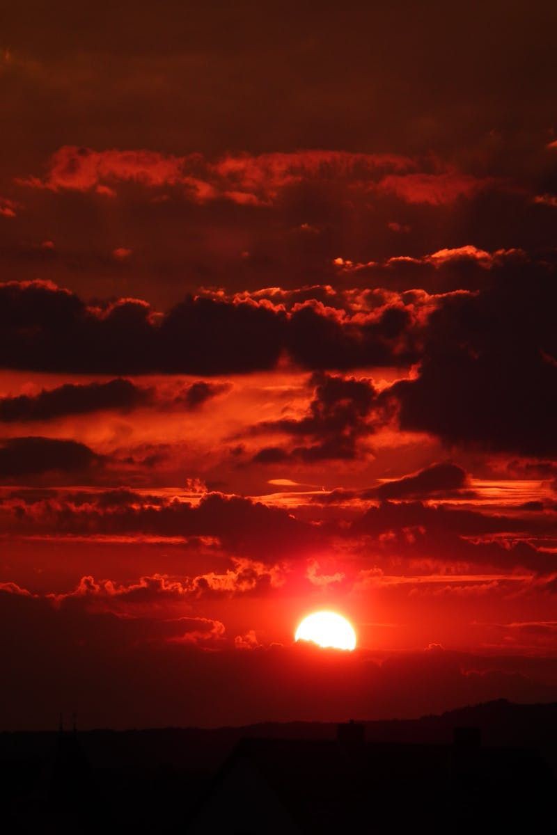 Kareena Kapoor as beautiful sunsets and skylines : a threadShe owns red! Periodt.