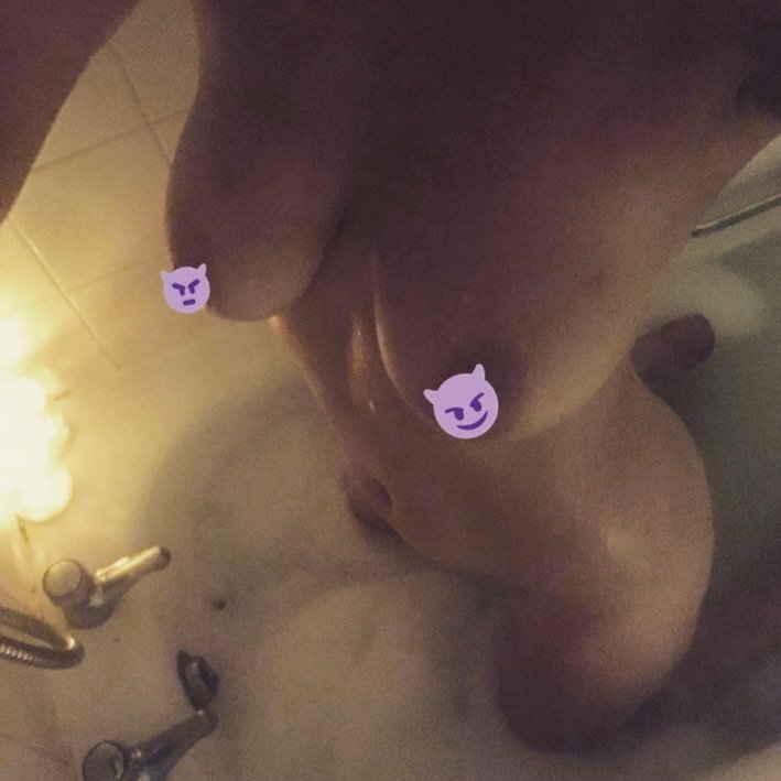 bustyddbitch's tweet photo. Bath time fun https://t.co/ckP9Khk6Yz