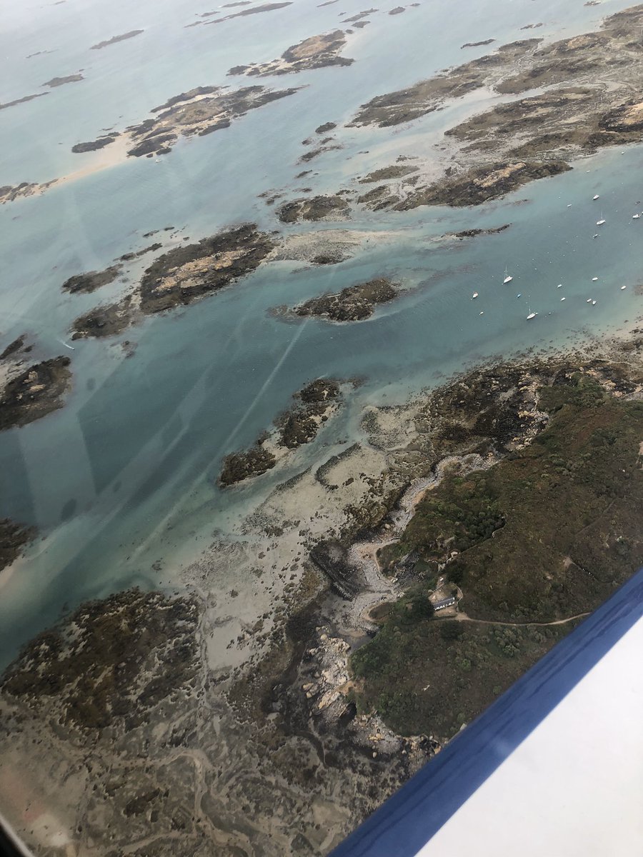RTVC_'s tweet photo. Pour ce #jeudiphoto 📸 voici une photo prise lors d’un tour d’avion au dessus de la baie du mont saint Michel l’été dernier ☀️ https://t.co/i225DUvblA