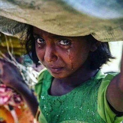 2.Congress leader  @LambaAlka has put up DP of a small girl crying and carrying luggage on head.So called poet  @ShayarImran used it to attack Modi Govt's package.But the image is from Bangladesh, 2017.