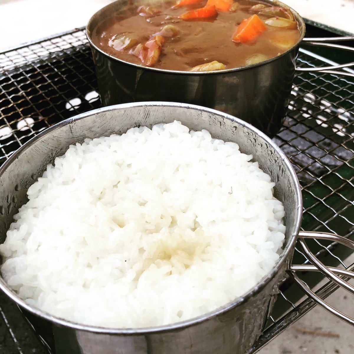 おみー オペラ歌手がダイエット A Twitter 今日のお庭でキャンプ飯は定番のカレー 野菜はアルミホイルで包んで焚き火にポイッと にんじん硬い キャンプ飯