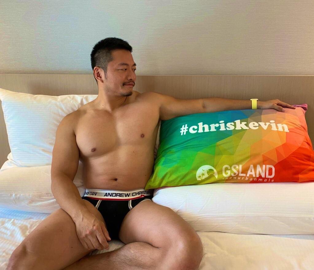 GslandApp's tweet photo. 🎉🎉🎉
開心迷幻彩虹抱枕被Youtuber 酷力酥凱文（Chris＆kevin）抱到拉

💋好康頻道推推島民追蹤先👇
https://t.co/EKIX6fjtxE

💋想抱一波的請點進👇
https://t.co/aKLl8Vbz5k https://t.co/gvRafEJrJQ