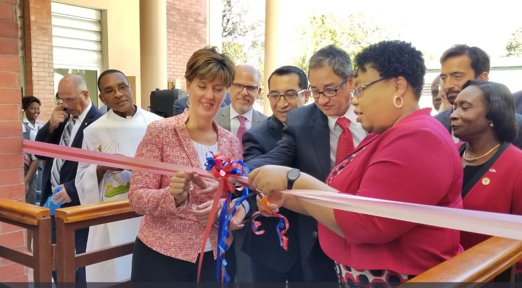 Le 🇨🇦 est fier d’avoir contribué à la reconstruct de l’Institut national supérieur de formation des sages-femmes en #Haïti suite au tremblement de terre de 2010. Le soutien du 🇨🇦 permettra de sauver des vies &amp; d’accroitre l’accès aux services de Santé sexuelle et reproduction.