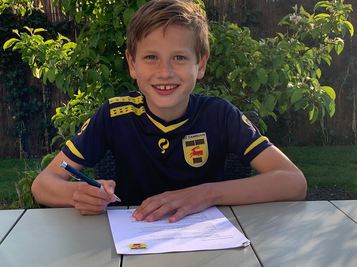 CambuurJeugd's tweet photo. 3️⃣ Spelers stromen door vanuit de voetbalschool naar de O12!
Hedser Groenhof komt over van @vvWorkum , Tygo Donkerbroek van @VEV67 zal het doel verdedigen en Lennard Hutten van @vvHvB speelt als O11 speler in onze O12 volgend seizoen! 

Welkom bij de club💛💙 https://t.co/y8juZtspG1