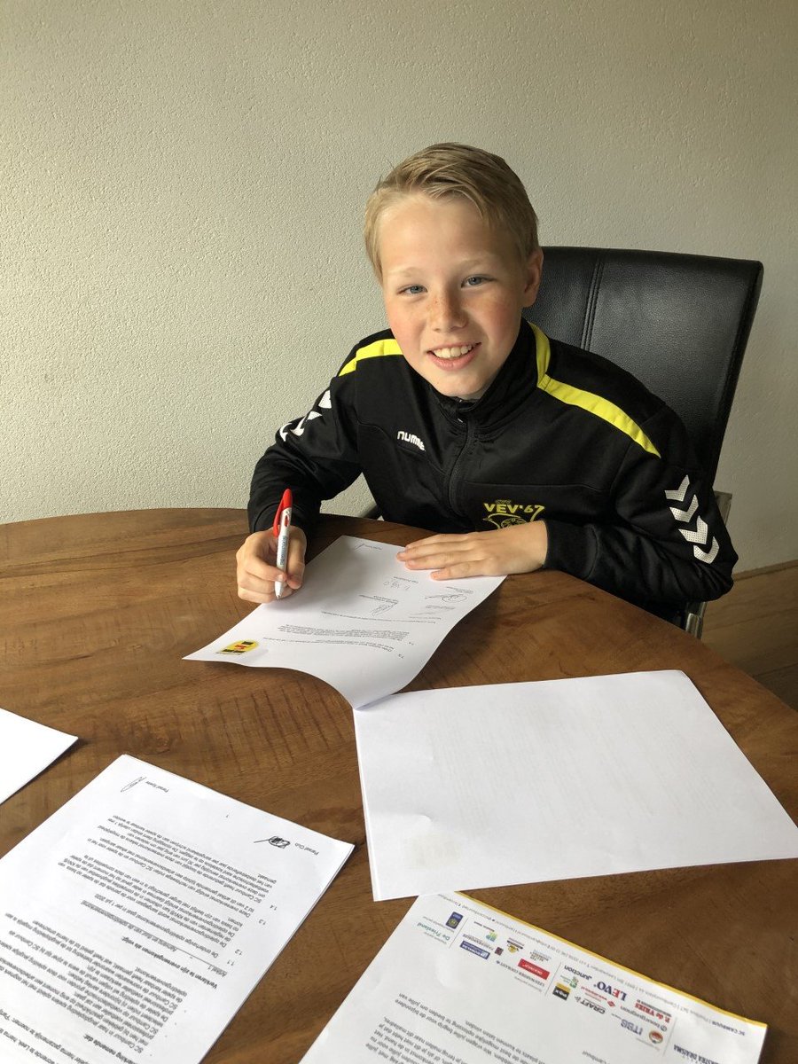 CambuurJeugd's tweet photo. 3️⃣ Spelers stromen door vanuit de voetbalschool naar de O12!
Hedser Groenhof komt over van @vvWorkum , Tygo Donkerbroek van @VEV67 zal het doel verdedigen en Lennard Hutten van @vvHvB speelt als O11 speler in onze O12 volgend seizoen! 

Welkom bij de club💛💙 https://t.co/y8juZtspG1