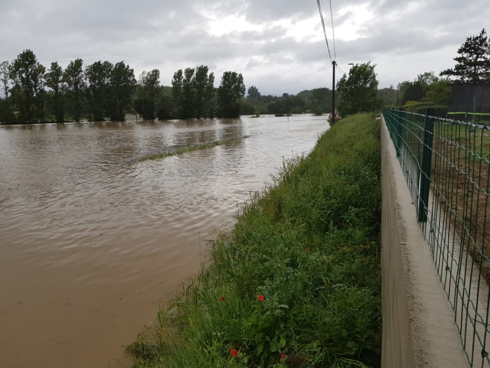 En début de semaine, un épisode méditerranéen s'est abattu sur l'#aude vers #Castelnaudary. Les robinets des habitants ont coulé comme de normal mais c'était non sans mal pour les équipes @suezFR qui ont eu affaire à des pics de turbidités alors rarement atteints. Bravo à eux.