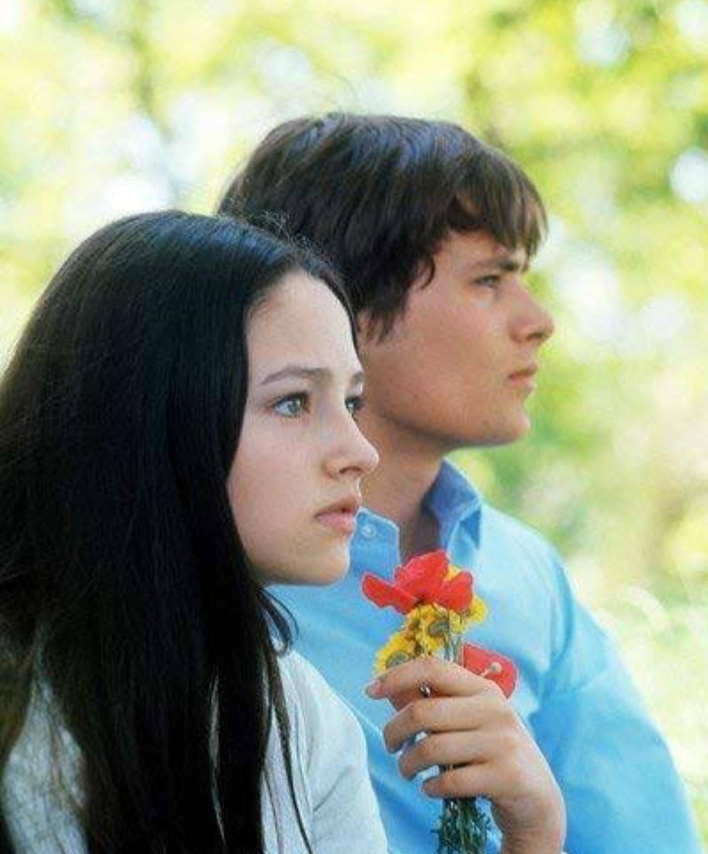 Dearちゃん これからニラ玉作りま す 映画 ロミオとジュリエット 1968年 主演女優の オリヴィア ハッセー を 射止めたのが 布施 明 薔薇より 美しい 二人の子どもが左側です