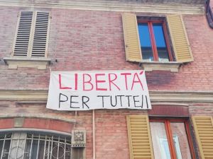 Durante la madrugada del 13 de mayo han sido detenidxs 12 #anarquistas de Bolonia, Milán y la Toscana #Italia de lxs cuales 7 han resultado arrestadxs y 5 con cargos y obligación de firmas diarias
#Solidaridad