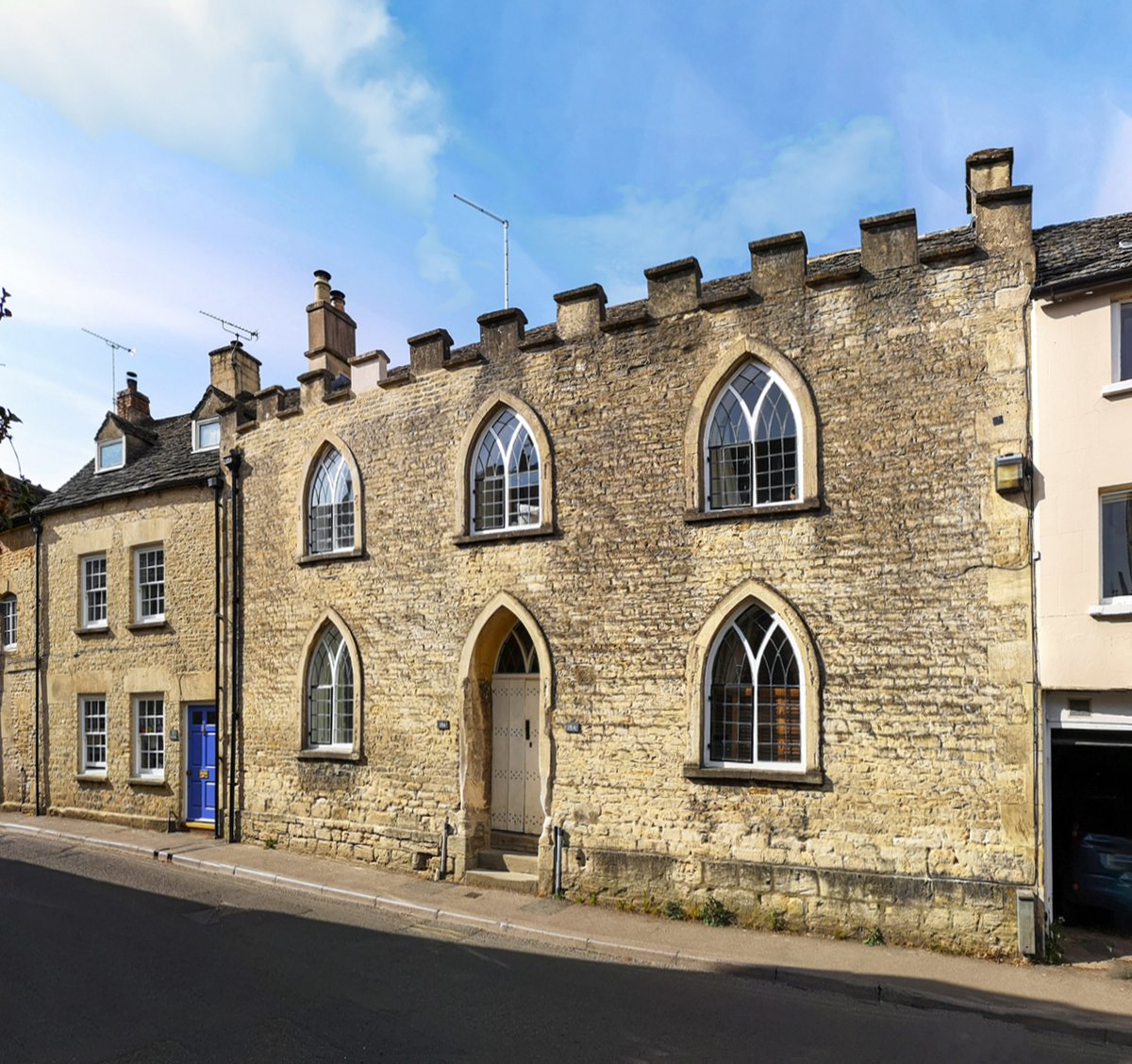FullerSearch's tweet photo. Always love passing this beautiful cottage in #Minchinhampton, a former almshouse with its #Gothicwindows and crenellated parapet. Built in 1821 by David Ricardo of Gatcombe Park on the site of an existing dilapidated almshouse, which was pulled down to build the new house. https://t.co/uTt4JCJ17g