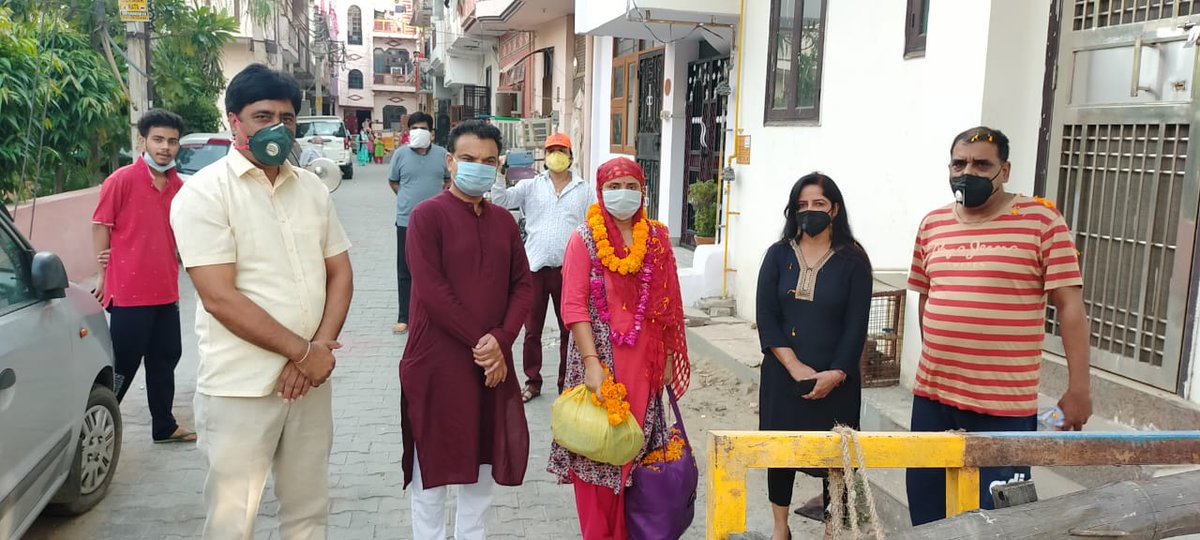 Rmadhurisengar's tweet photo. गाजियाबाद के लिए खुशखबरी- 
हौंसला हो,तो हारेगा कोरोना, #गाजियाबाद (वैशाली 4) की सोसायटी में 2 #कोरोना पॉजिटिव स्वस्थ होकर लौटे, एक SI दूसरे ट्रेफिक इंस्पेक्टर। वहीं वसुंधरा वार्ड पार्षद आशा भाटी ने भी जीती कोरोना जंग। जिले में कोरोना केस लगातार ठीक हो रहे हैं। पढें मेरी रिपोर्ट- https://t.co/mYFwqZvN0Z