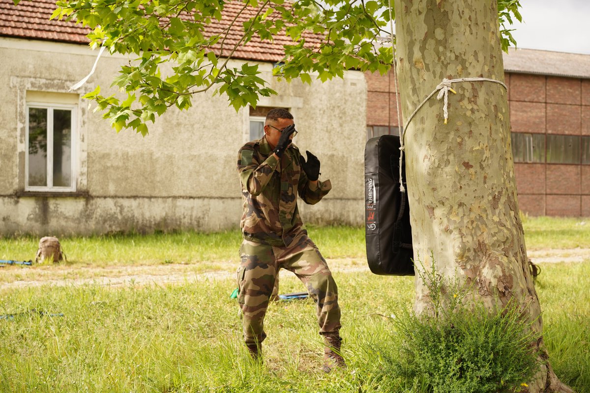 comlogterre1's tweet photo. En vue de son prochain déploiement sur l'opération SENTINELLE, le @24e_ri poursuit sa préparation opérationnelle en s'adaptant au contexte.
📸 #24RI https://t.co/1jUnUHPXCs