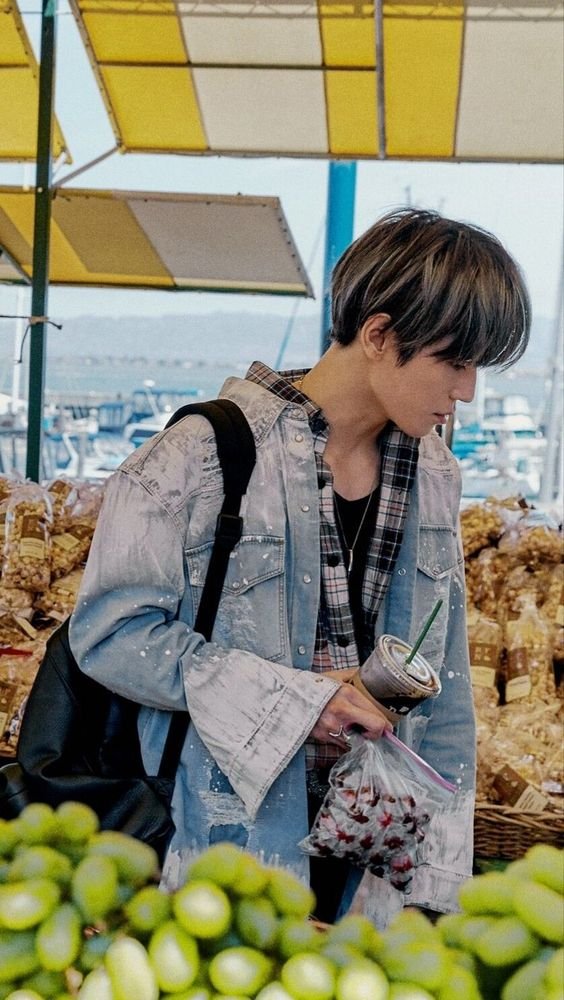 Taeyong buying you snacks! Taeyong best boyfriend!