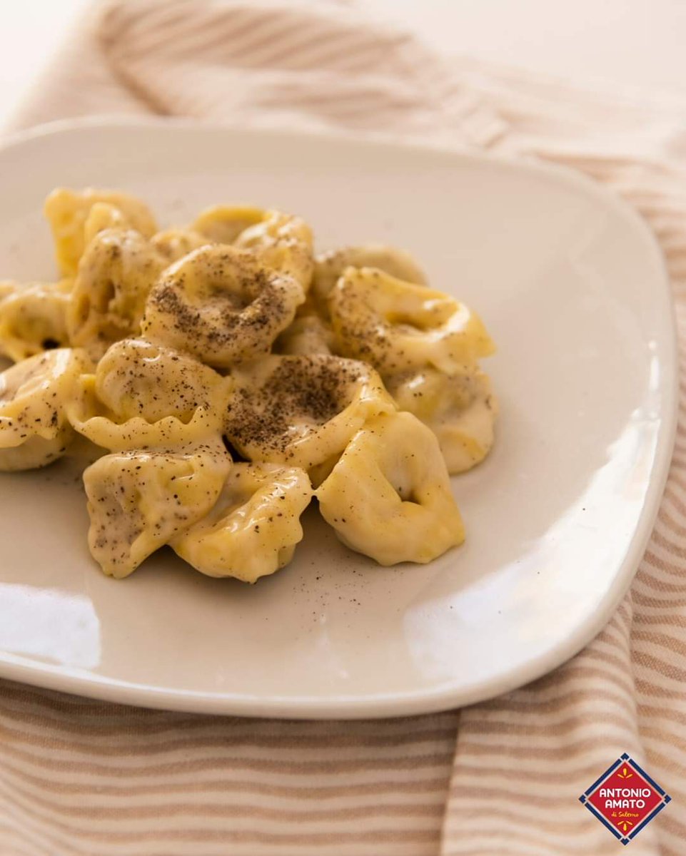 Amato_Pasta's tweet photo. Quali sono i vostri ingredienti preferiti per portare in tavola tutta la golosità della primavera? 🌸

Vi sveliamo i nostri: Tortelloni fave, pancetta e pecorino romano Antonio Amato alla "cacio e pepe".

#pastaamato https://t.co/2no5hw0VfK