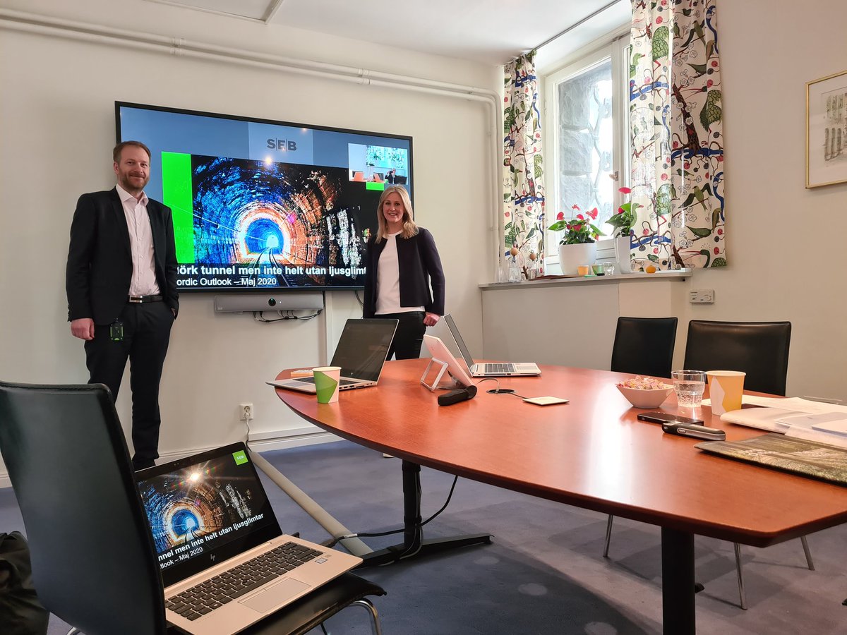 "Situation Room" på SEB.🙂 Sedan förra ons kör vi fullproppade dagar med NordicOutlook för kunder. Nytt för både oss &amp; kunder - men mångdubbelt större spridning till olika delar av världen. MEN JÖSSES VAD JAG SAKNAR ER KUNDER (fysiskt 🙂)! På bild: Lina Fransson &amp; Daniel Bergvall