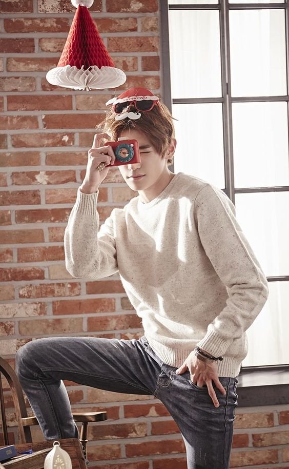 Taeyong loves taking pictures of you! Taeyong boyfriend photographer!