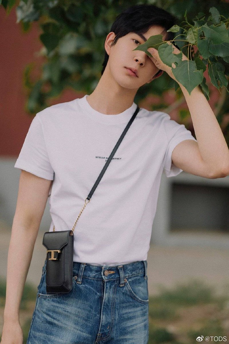 AlanYu_FC's tweet photo. หล่อรักษ์โลก น่ารักอย่างเป็นมิตรต่อธรรมชาติกับกระเป๋าใส่มือถือ TOD'S 

Src: TODS

#于朦胧 #朦胧 #YuMenglong #Menglong #AlanYu #อวี๋เหมิงหลง #เหมิงหลง https://t.co/y6IQQWp6qK