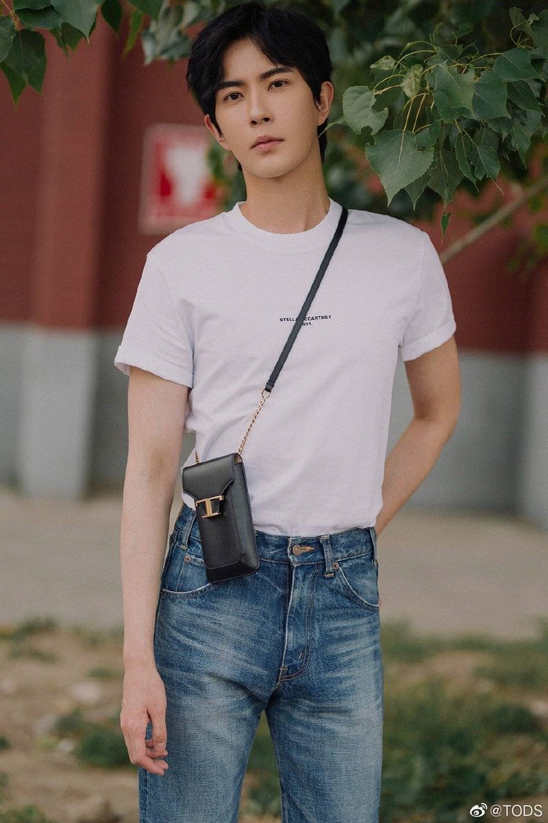 AlanYu_FC's tweet photo. หล่อรักษ์โลก น่ารักอย่างเป็นมิตรต่อธรรมชาติกับกระเป๋าใส่มือถือ TOD'S 

Src: TODS

#于朦胧 #朦胧 #YuMenglong #Menglong #AlanYu #อวี๋เหมิงหลง #เหมิงหลง https://t.co/y6IQQWp6qK