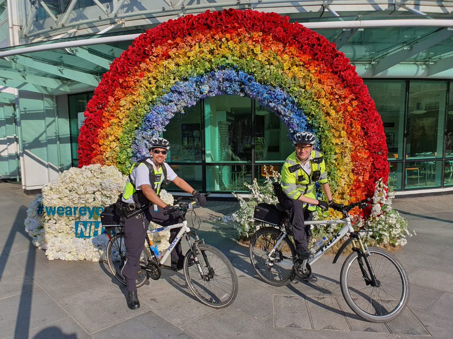 We want to say a massive thank you to all of our super Special Constables. 👏

Over the last few months, they have volunteered over 100,000 hours of their time to help respond to #Covid19. 

Help be there For London, become a Special Constable today ➡️ met.police.uk/specialconstab…