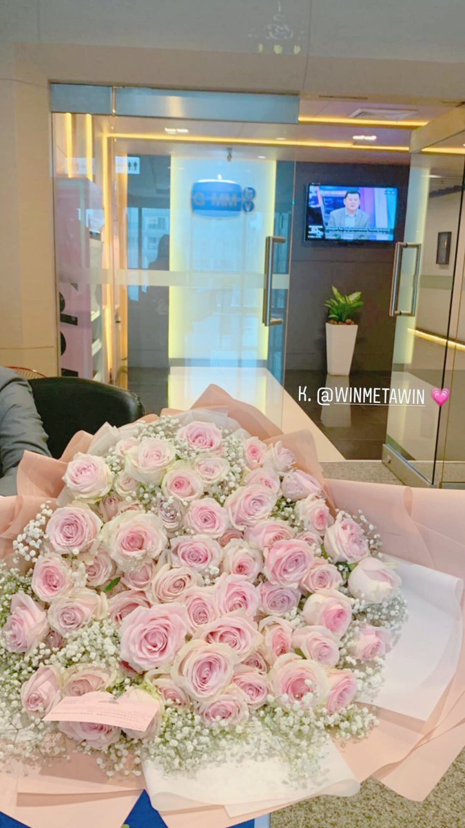 DrunkGirlsOfWin's tweet photo. One hundred flowers represent whole-hearted love from Chinese fans.However,if you keep losing weight,next time you will get Ninety-nine flowers instead. https://t.co/XHrCDOI9k2