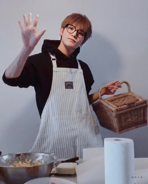 Taeyong baker! Taeyong baking bread for his baby! Taeyong best boyfriend!