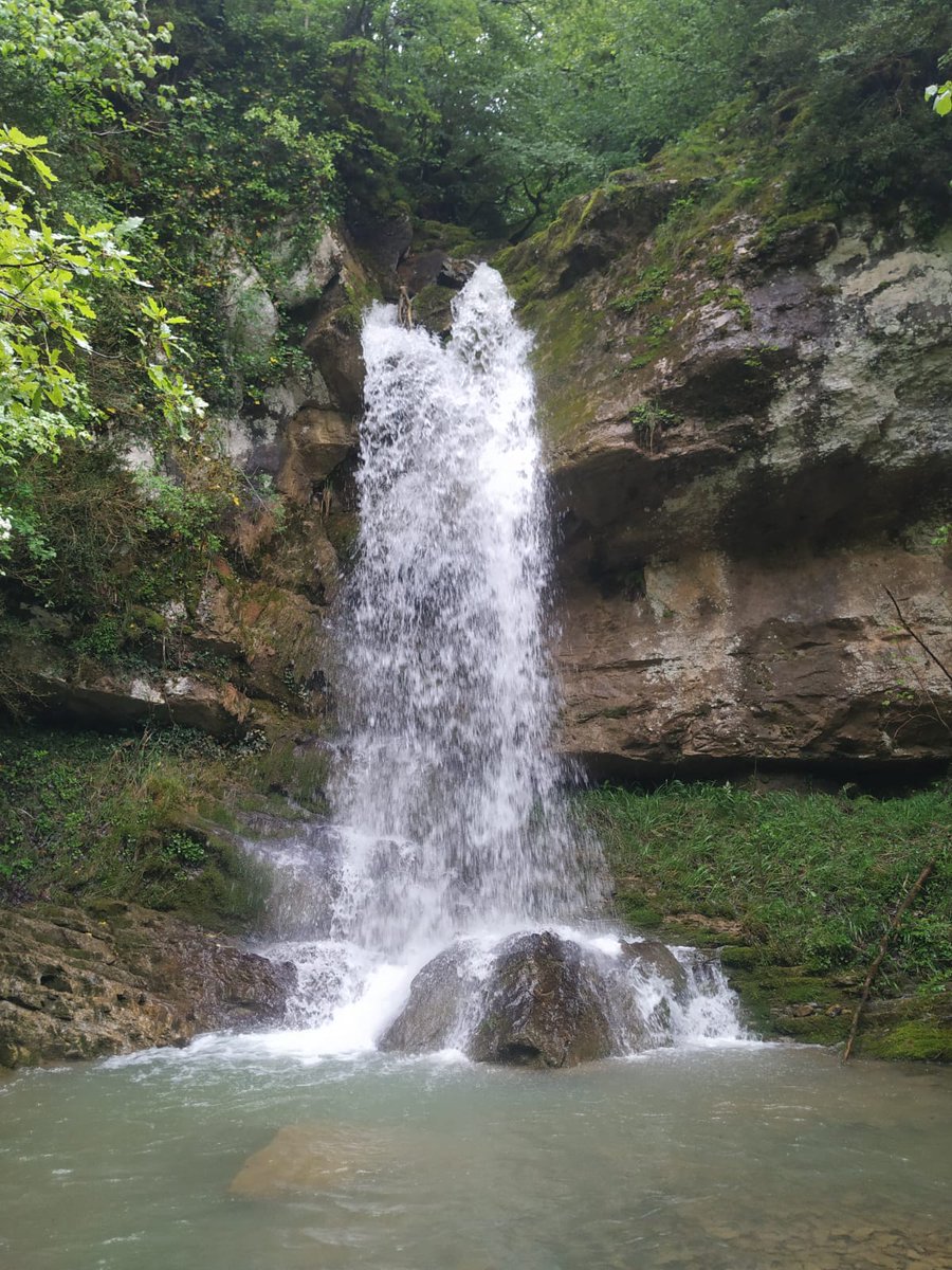 IratiBizia's tweet photo. Las lluvias hacen que la cascada de #Osate💦 (#Ochagavía), luzca espectacular. Recuerda que en Salazar y Aezkoa se permite las actividades de turismo activo y de #naturaleza 🧗‍♂️para grupos de hasta 10 pers., a cargo de empresas registradas para estas actividades  con cita previa https://t.co/wUB9SG6Sha