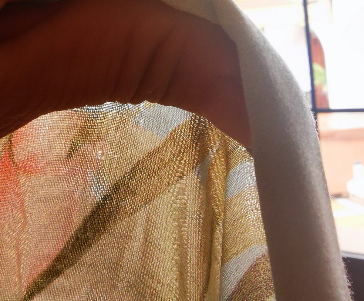 En bolsa sucia, arrugado, deshilachado y con algún agujerito. Asi es como ha llegado lo que era un regalo. Parece que se lo ha puesto alguien😒. Llevo una hora intentando contactar con  <a href="/Oysho/">OYSHO</a>  y no hay manera. Ojo con las compras online. Menos mal que lo he abierto! .