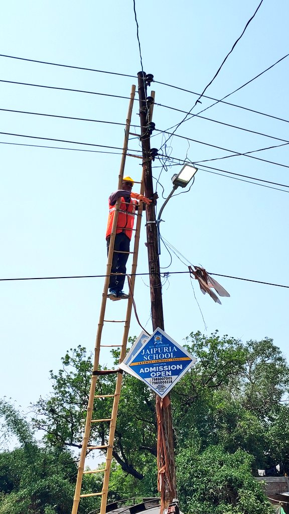 Abhimj016's tweet photo. Maintenance work in progress today in Mirzapur Nagar Palika @NPPMirzapur @yogeshrai56 @Avadeshmaurya1 @anuadbst @ANUJKUM71006026
#EESL_SLNP
#ujalaprakashpathka https://t.co/dftuvomeD2