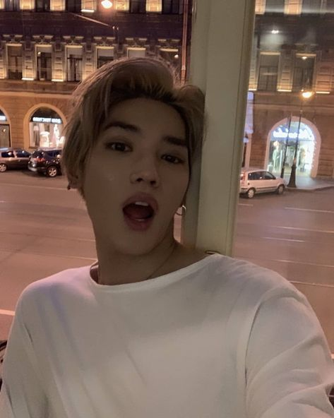 Taeyong loves sending selfies when he misses you  Taeyong beautiful! Taeyong boyfriend material!