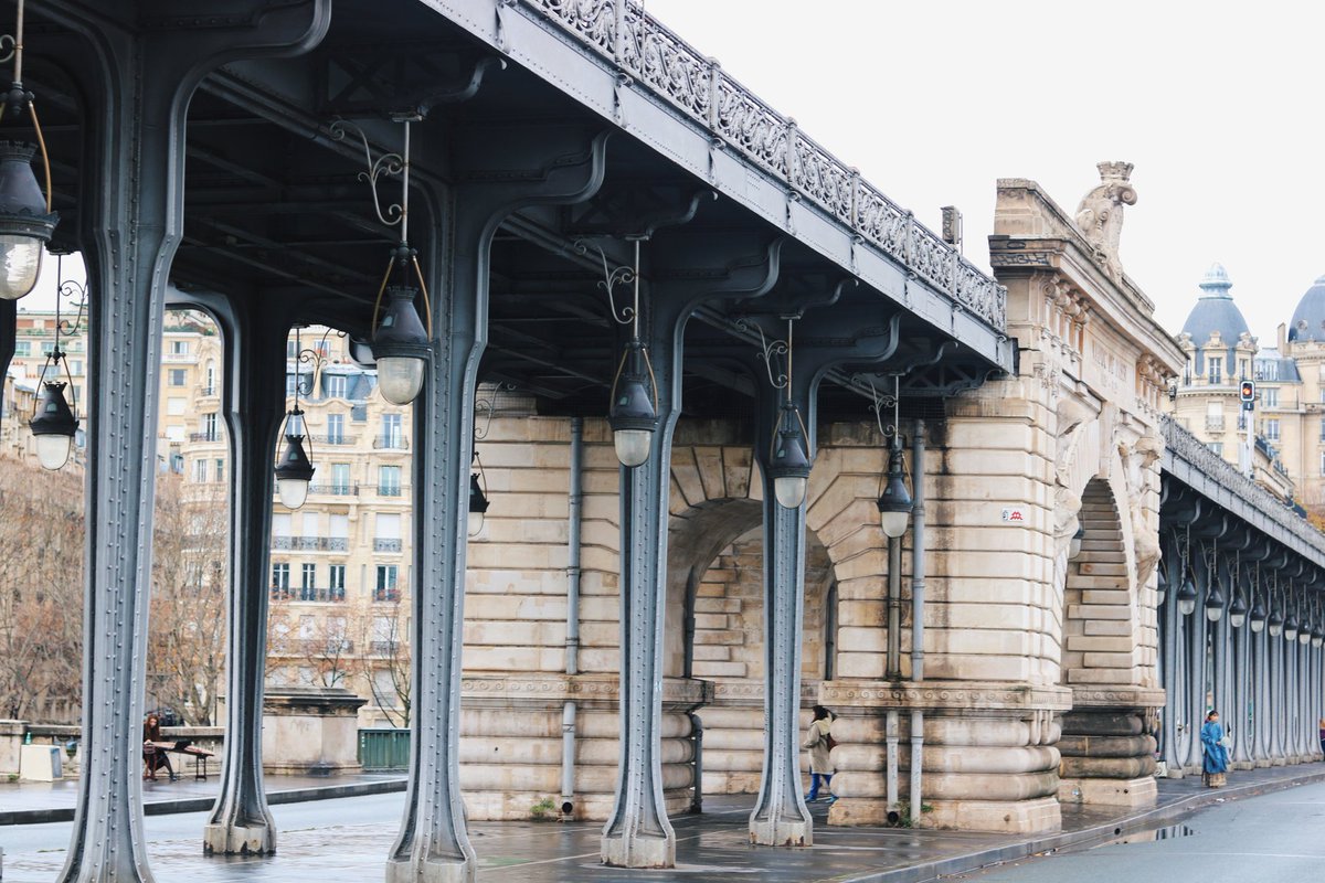 Continue with the places.1. Bir Hakiem Bridge.Kat Paris ni ada banyak viewing spots for Eiffel Tower, this bridge is one of them. If you happen to watch Inception, this bridge is in one of the scenes in the movie.