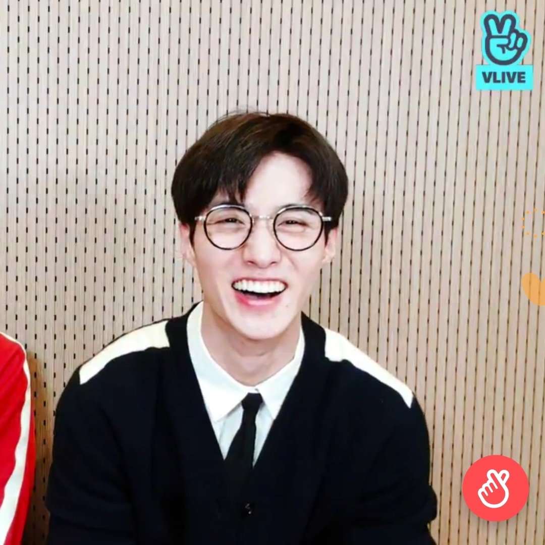heeverses's tweet photo. La risa de Changgu y Shinwon tomando jueguito es lo más hermoso que verás hoy🥺👌🏼.

#AlwaysShiningWithPTG
#PENTAGON #펜타곤
#CHANGGU #SHINWON 
@CUBE_PTG https://t.co/zXHhc1SrVh