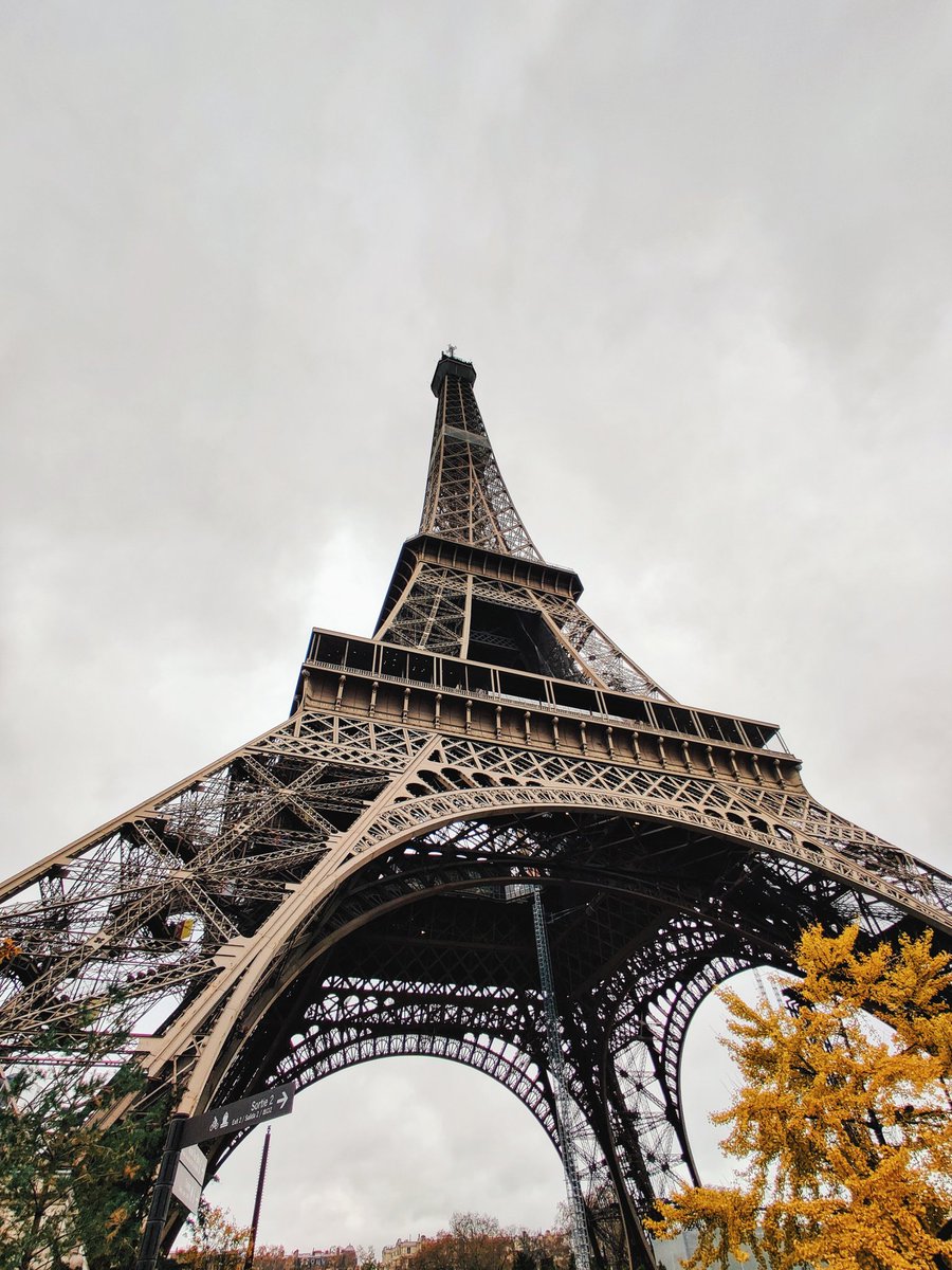 3. Eiffel TowerTak sah tak pergi Paris kalau tak singgah Eiffel Tower. As much as it is overated, kena lah pergi, an icon kot.Now, dah kena scan bags & body to enter. Fuh. If nak naik atas, kena bayar ye. We didn't as we had so little time.