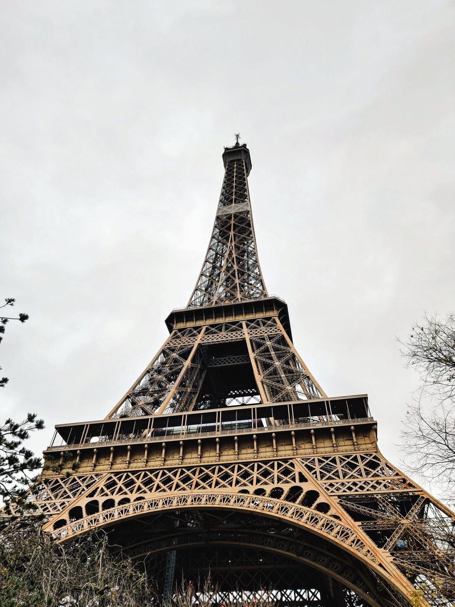 3. Eiffel TowerTak sah tak pergi Paris kalau tak singgah Eiffel Tower. As much as it is overated, kena lah pergi, an icon kot.Now, dah kena scan bags & body to enter. Fuh. If nak naik atas, kena bayar ye. We didn't as we had so little time.