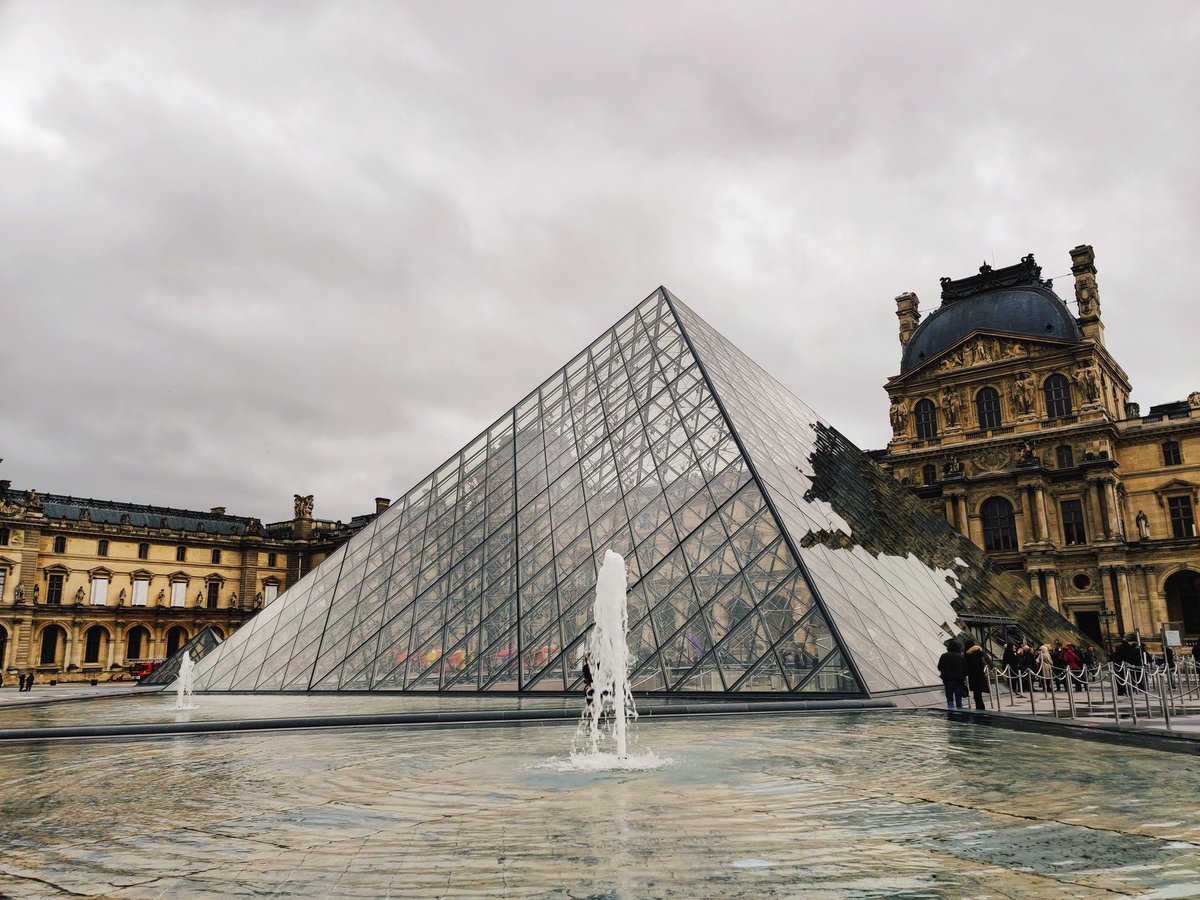 4. Museu de LourveThis one also Paris icon. It's an art gallery & this is where the famous Mona Lisa painting is being displayed. As always, masuk kena bayar.TIP: If you happen to be there on the first Saturday of any month, it's free from 6pm - 9.45pm. Expect huge crowds!