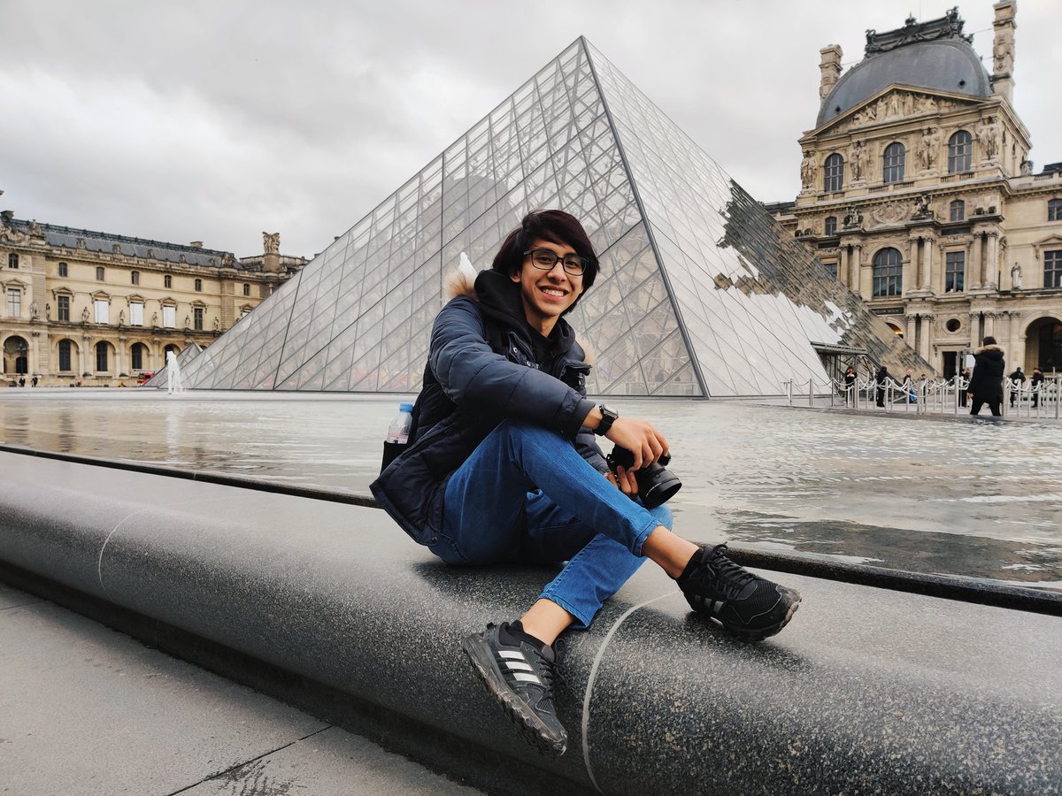 4. Museu de LourveThis one also Paris icon. It's an art gallery & this is where the famous Mona Lisa painting is being displayed. As always, masuk kena bayar.TIP: If you happen to be there on the first Saturday of any month, it's free from 6pm - 9.45pm. Expect huge crowds!