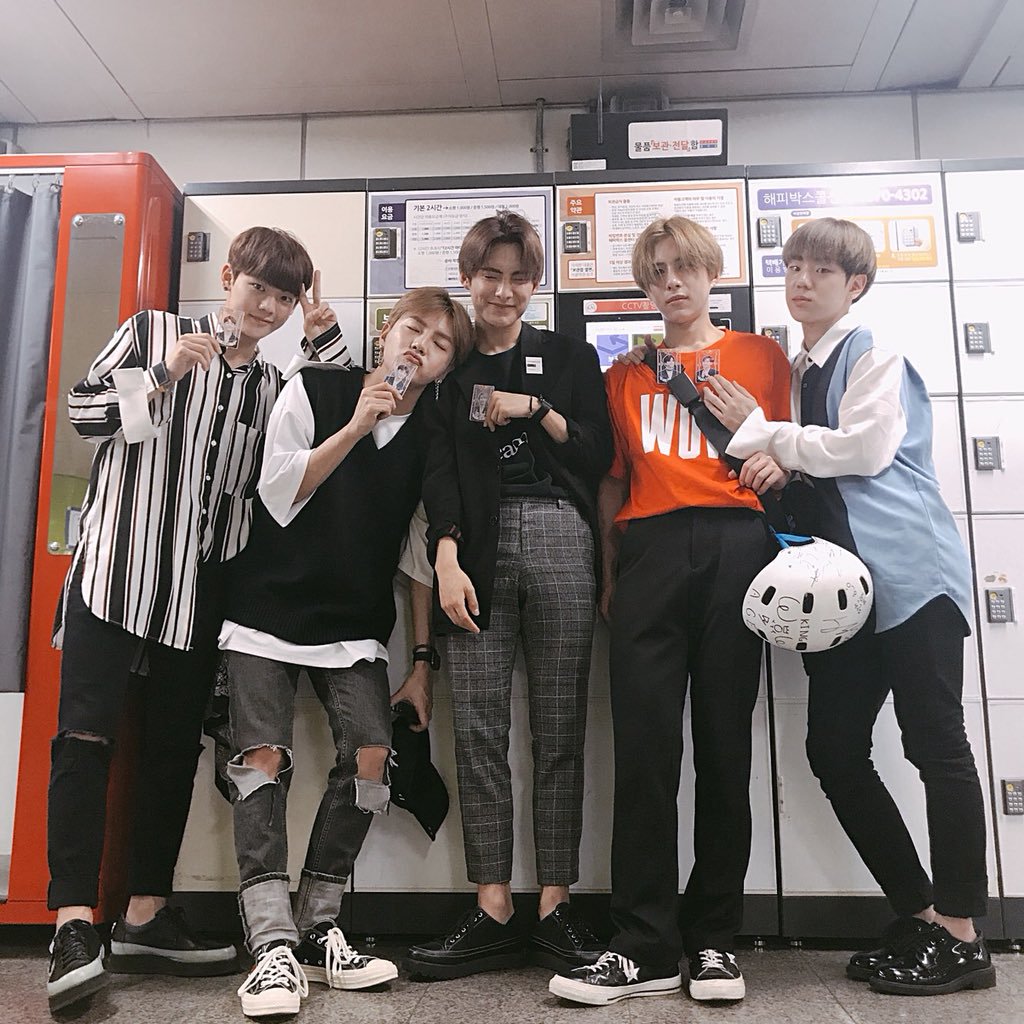 OnThisDayACE's tweet photo. [180515] // Two Years Ago

A.C.E Twitter and Instagram update of A.C.E visiting subway ads for their 1 Year Debut Anniversary

🕊️ https://t.co/x9HJJTciRR
📷 https://t.co/Na5RgaV2RF

#ACE #에이스 #1YearWithACE https://t.co/IQIoKVnw5f