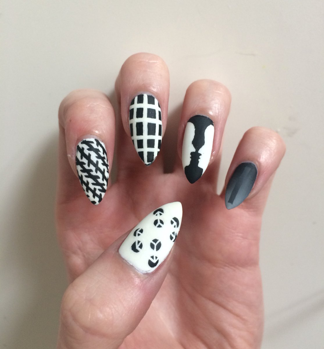nodleeee's tweet photo. First set is new, I think the illusions all kind of seem to work. :D For reference I also have a work in progress pic where I guess the lines do actually appear more parallel xD Second set I did a while back but thought it fits too. #holotacoopticalillusionsnailart @holotaco https://t.co/dw1qSnOtUh