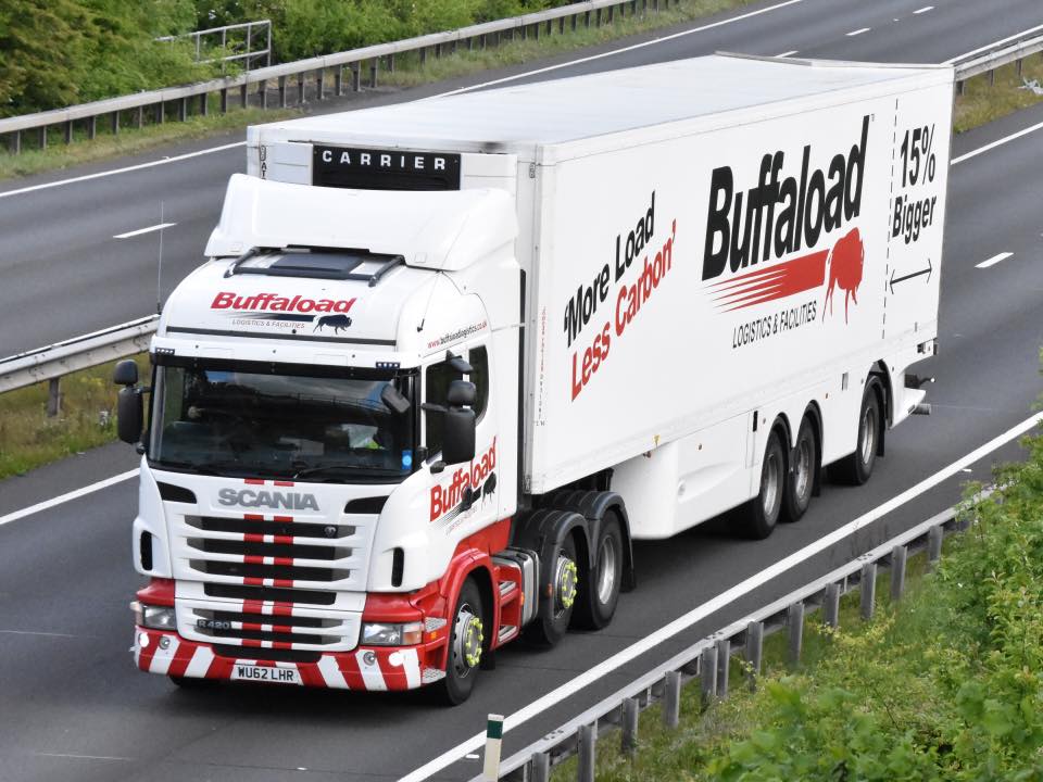 Buffaloadlogist's tweet image. 15% longer trailer = MORE LOAD, LESS CO2
Photo courtesy Jason Kew truck photography.
#rollingshot #greennetwork #carbonsolutions