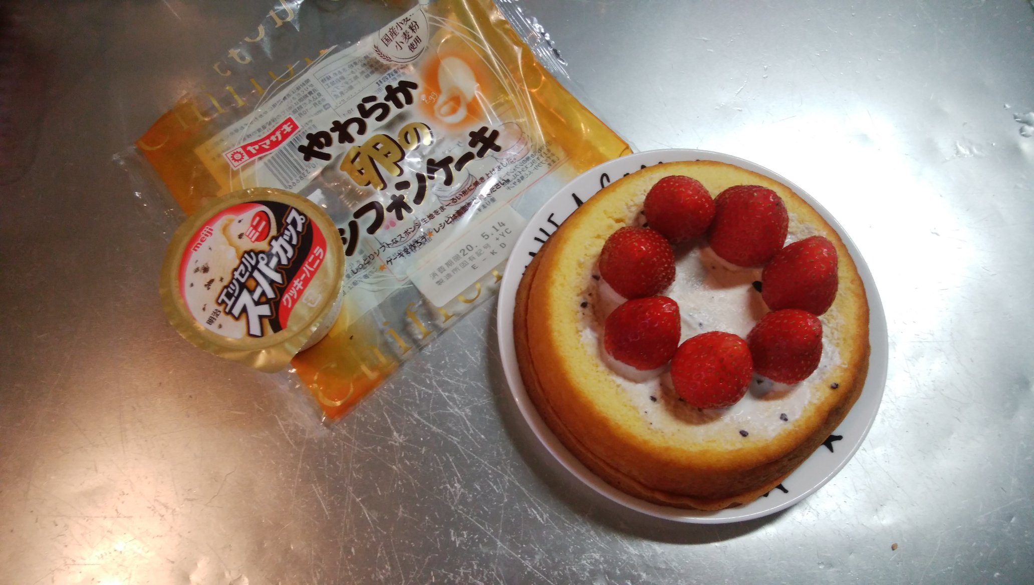 タマ吉ママ スーパーからホイップが消えた 長女のバースデーケーキ作ろうと思ってたのに しゃあないからアイスで代用 シフォンケーキの凹みとミニサイズのアイスがシンデレラフィット 材料費も安いし なかなかの美味でした 笑 スーパーカップ