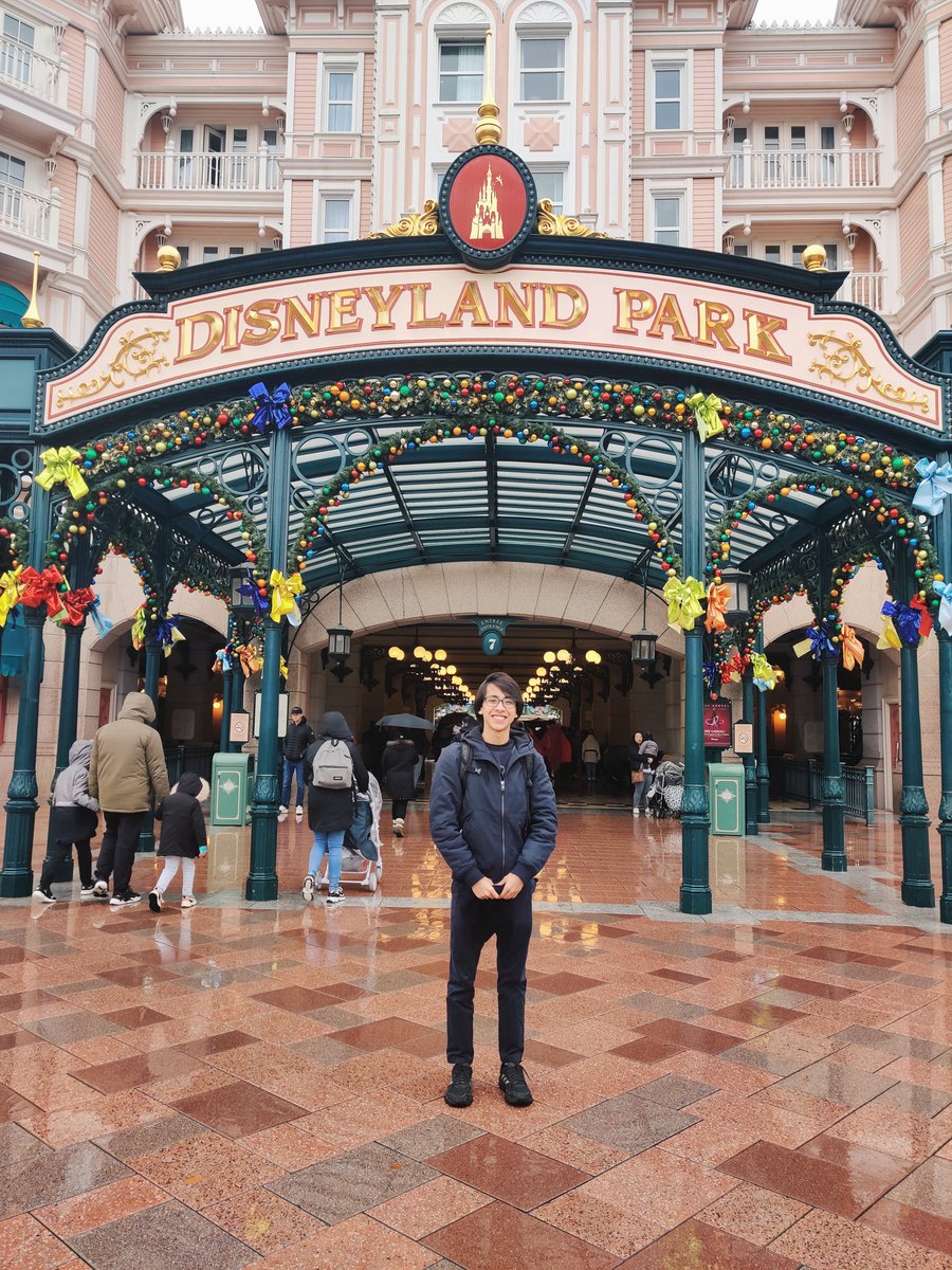 So sampai lah kita di Disneyland. The reason i come here is because i wanna return back after 14 years Disneyland opens at 10 am, come as early as you can.I love themeparks 