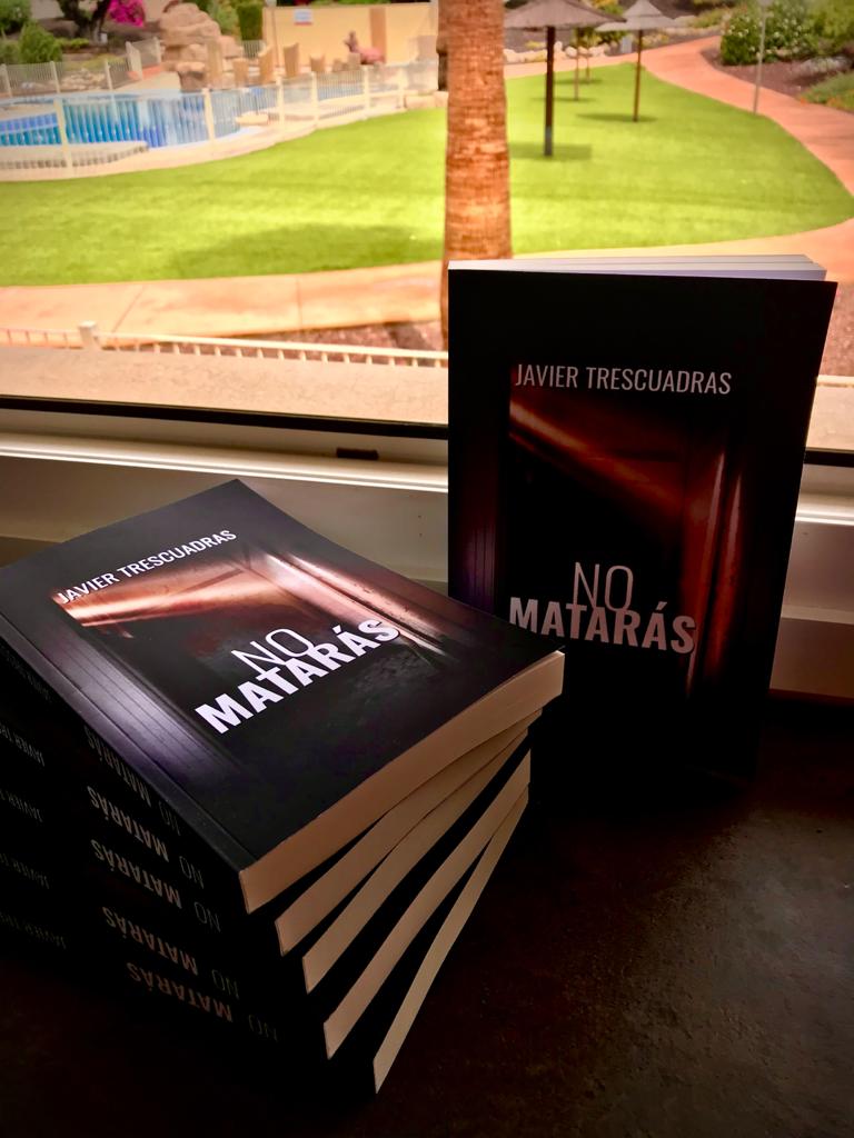 Me pilláis firmando los primeros ejemplares de No matarás. Han quedado FETÉN. De verdad, un acabado de lujo. Gracias a <a href="/CiudadHumana/">ciudad humana</a> por la paciencia, a <a href="/PabloUriaDiez/">Pablo Uría Ilustrador ✏️</a> por la ilustración, profesionalidad y humanidad. Y a tod@s los que me leéis. GRACIAS. amazon.es/dp/B086PN2CML