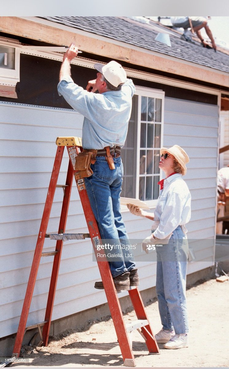 peanut_brigade's tweet photo. #StayAtHomeChallenge #AtHomeWithJimmy #StayHomeSaveLives 
#OurFavoriteJimmyPhotos 
@CarterLibrary @MicheleECarter1  Jimmy and Rosalynn have been building houses with Habitat for Humanity since 1984.
📷 June 1995 (Jimmy was 71 &amp; Rosalynn 68)
Watts, Los Angeles, California https://t.co/KSdUlnrgcn