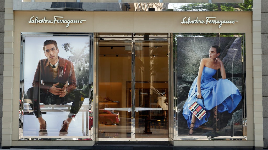 FASHIONRU1's tweet photo. Итальянский Дом Salvatore Ferragamo подтвердил свои среднесрочные цели, несмотря на кризис Covid-19 и более высокий, чем ожидалось, чистый убыток в первом квартале от воздействия эпидемии коронавируса. #Coronavirus #Covid19 #FashionNET #fashionru #Salvato https://t.co/pJqUkKHST2 https://t.co/1pPpbEOtfq