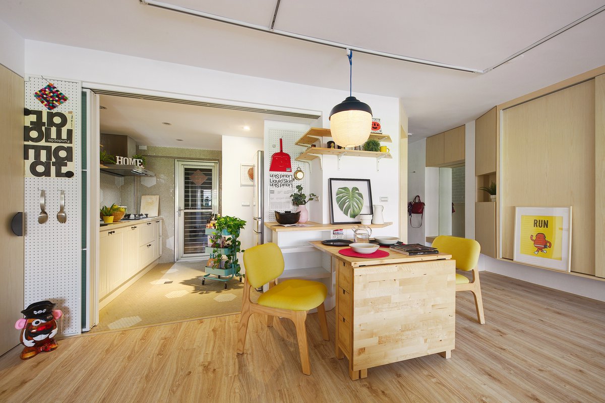 Boasting layers of coziness and a togetherness in design, the open plan living area frees up plenty of space for the family to lounge together. Rustic furnishings are juxtaposed against the modern finish of the house, plenty of light shines through the floor-to-ceiling windows.