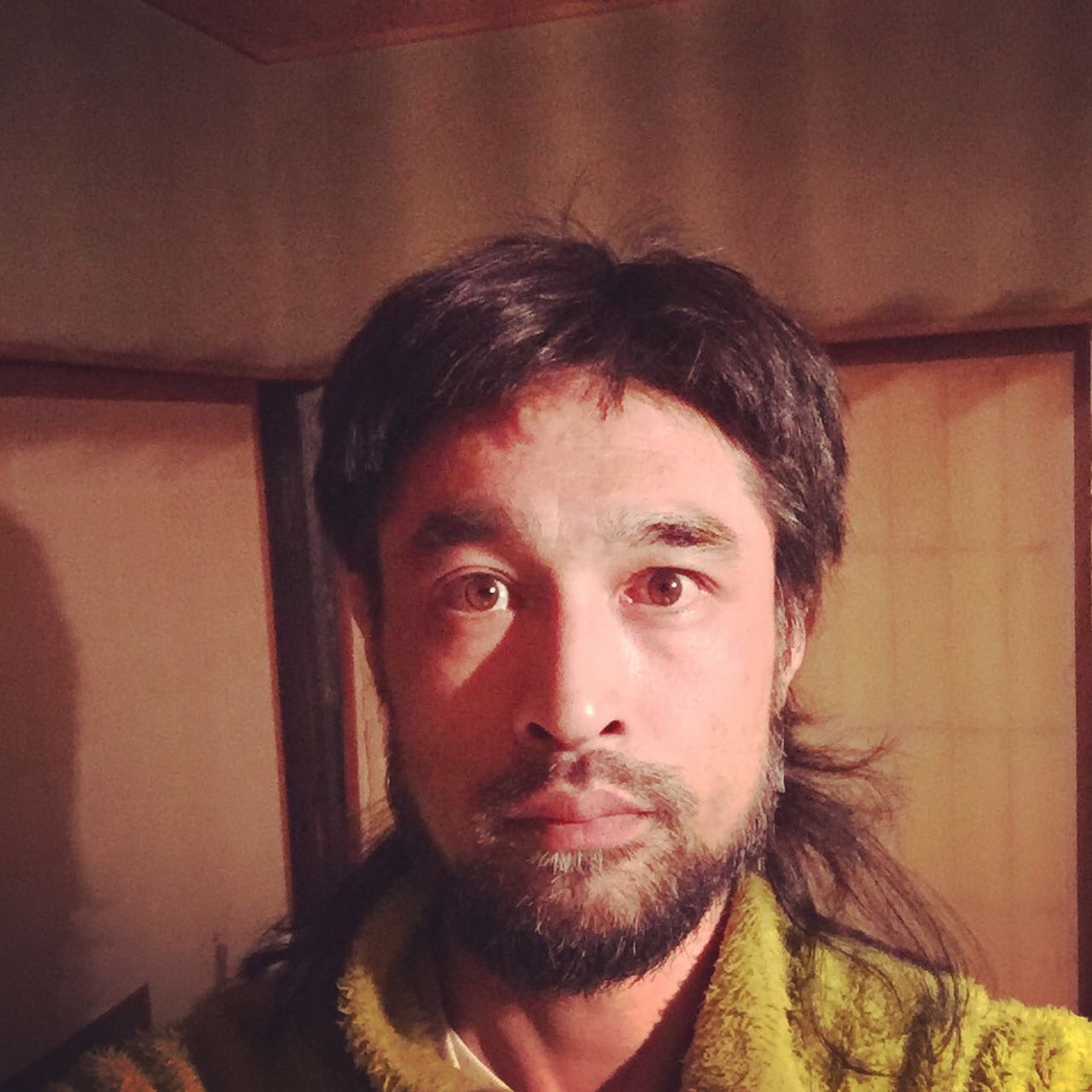 三宅洋平 かれこれ10日前くらいに自分で髪切った 町内の竹谷家長女のウルフ カットby母が格好良いので影響されてみた 80年代とデビットボウイとハードロックとヤンキースピリット かなり適当にザクザクとハサミ入れるだけで維持できて楽 手首の髪ゴムから