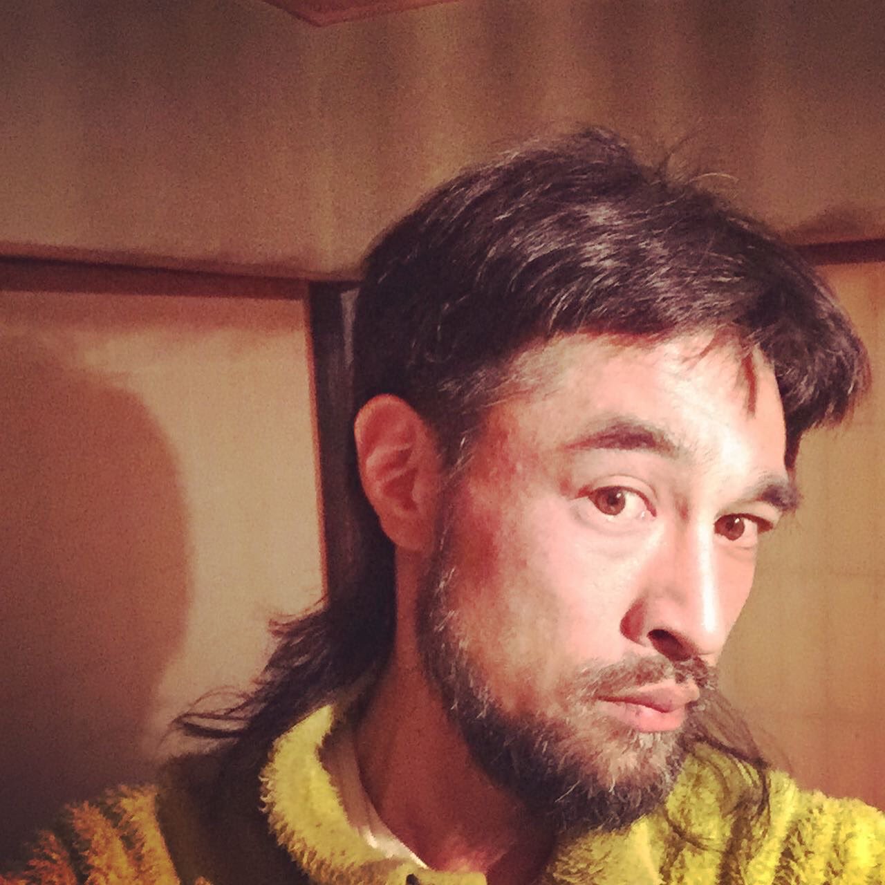 三宅洋平 かれこれ10日前くらいに自分で髪切った 町内の竹谷家長女のウルフ カットby母が格好良いので影響されてみた 80年代とデビットボウイとハードロックとヤンキースピリット かなり適当にザクザクとハサミ入れるだけで維持できて楽 手首の髪ゴムから