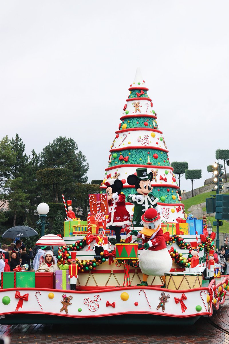 We went there during Christmas season, so ada Christmas parade! 