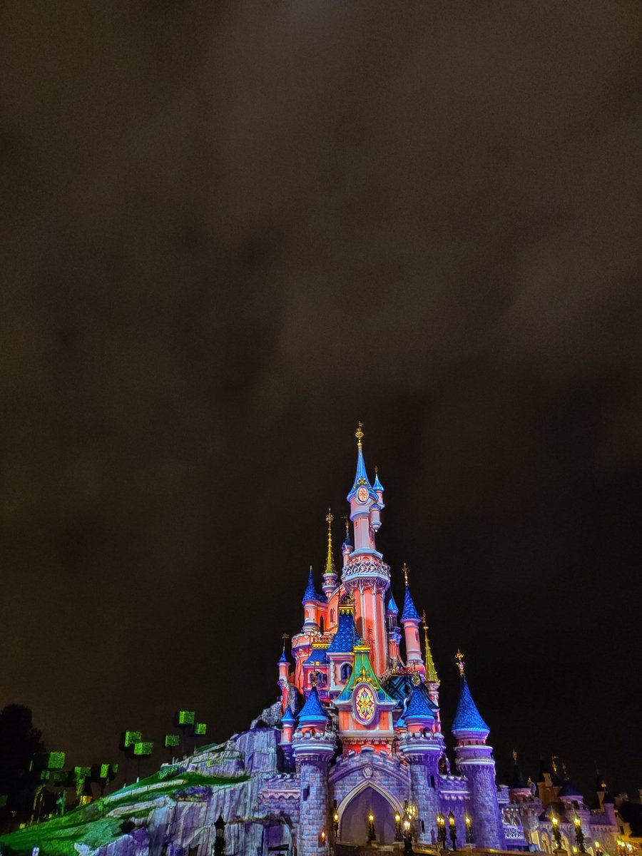 Ni gambar Sleeping Beauty castle at night 