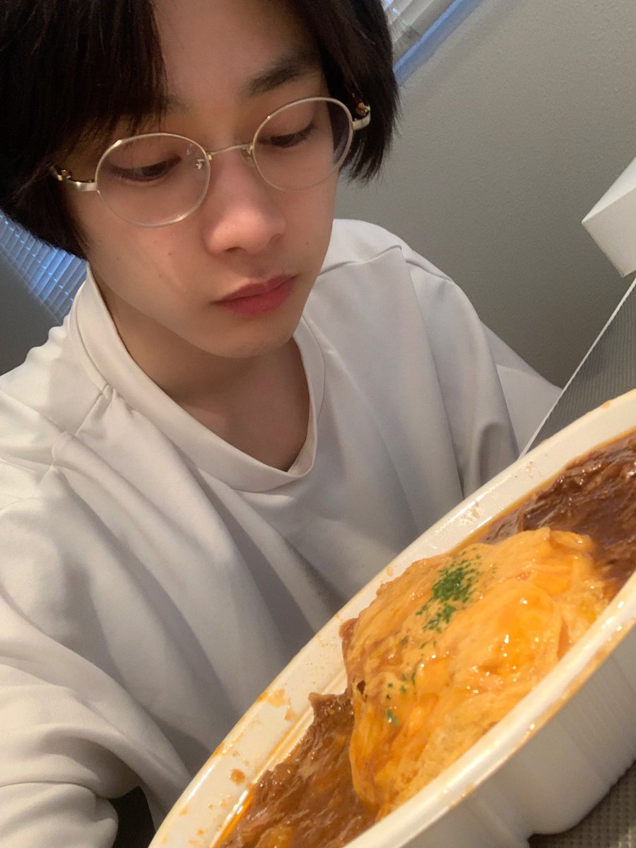 平井亜門 路地とか歩いているとたまに顔にぶつかってくる羽虫の大群がいるじゃないですか あれ ユスリカっていう虫なんですよ 成虫になると1日前後の寿命なんですって 儚いですよね 今日は彼らに顔を打たれながら買ってきたオムビーフカリーを夕飯に 平井亜門 路地とか歩いているとたまに顔にぶつかってくる羽虫の大群がいるじゃないですか あれ ユスリカっていう虫なんですよ 成虫になると1日前後の寿命なんですって 儚いですよね 今日は彼らに顔を打たれながら買ってきたオムビーフカリーを夕飯に
