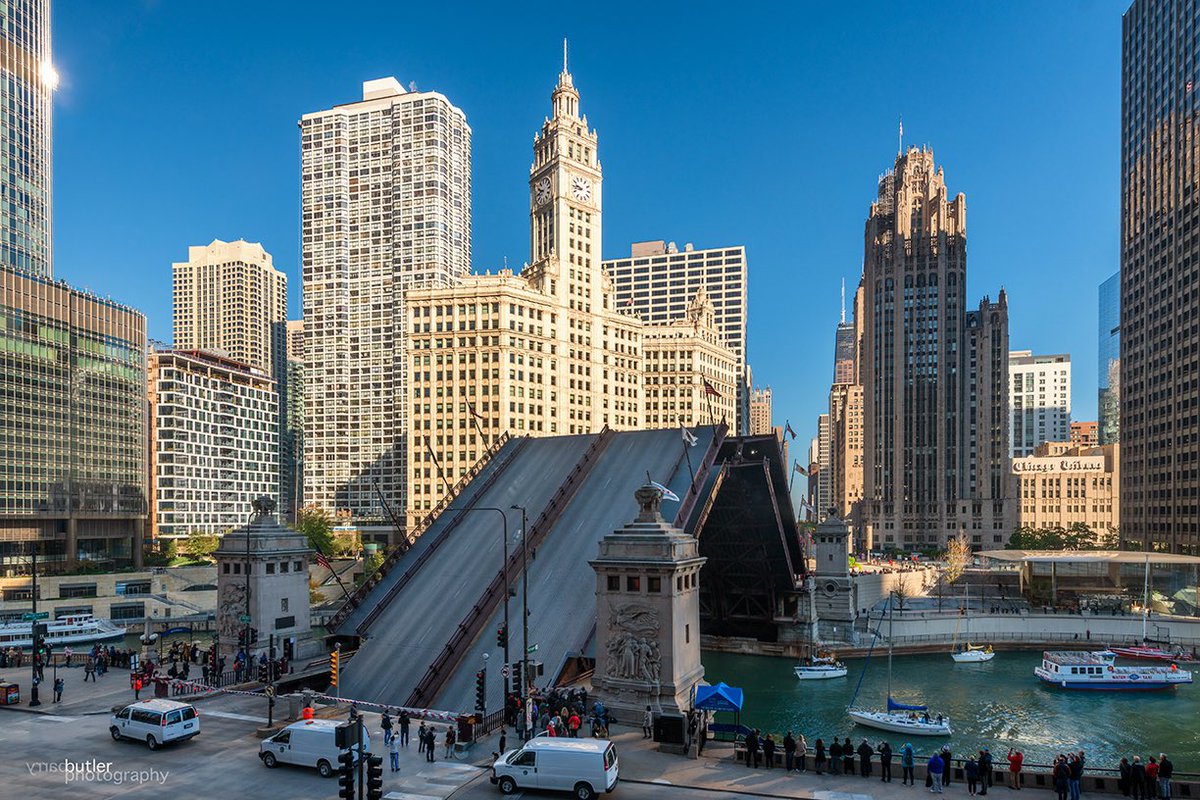 Happy 100th Birthday to the Michigan Avenue Bridge over the Chicago River. #history #chicago