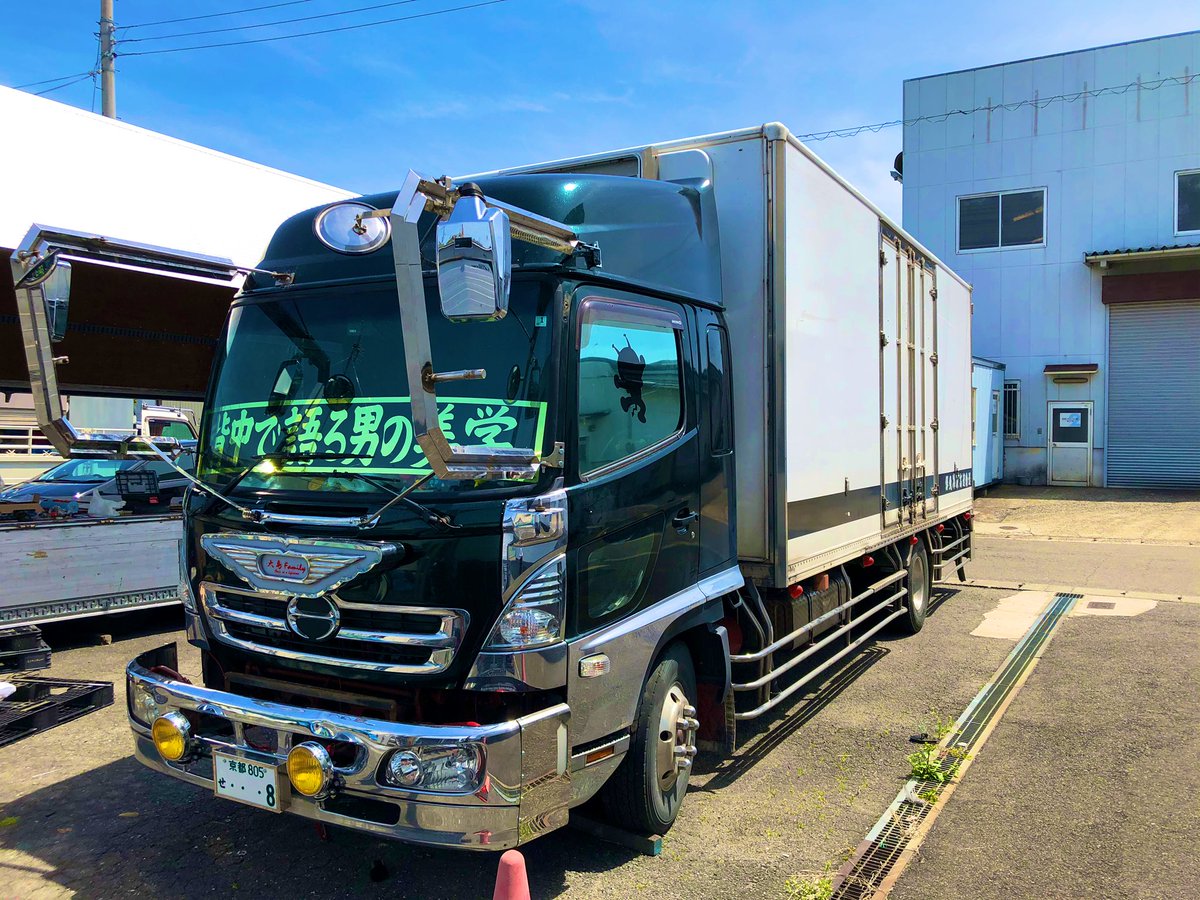 LEXUSGS4308888's tweet photo. GW中にやっとでけた！
ミラーステー取り付け！
バンパー200mm前出し！
運転席星、助手席バイキンマン🥰
バランス悪すぎるからこれからまだまだしなあかんこと多いけどな😭
蜂はマスコットキャラクター🤣
可愛いやろ？
仕事に支障がないように祈っとこ🤔 https://t.co/YBZ0qD0faX